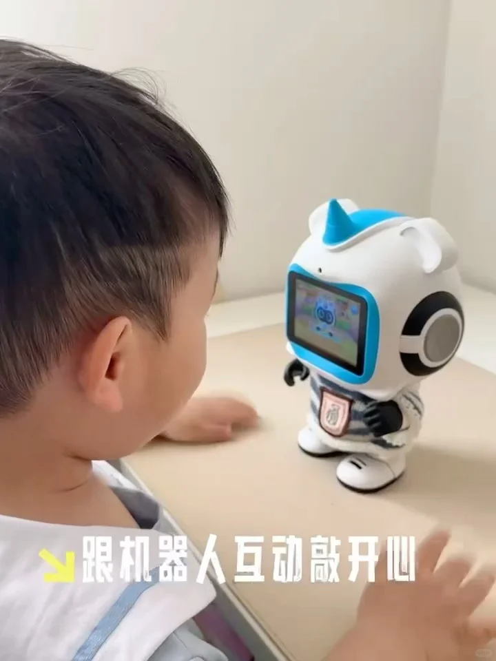 救命！2岁人类幼崽反向驯服AI机器人！