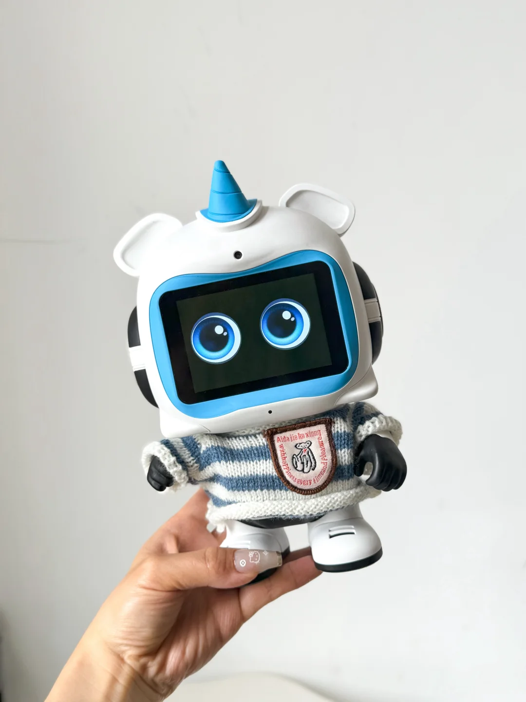 救命！2岁人类幼崽反向驯服AI机器人！