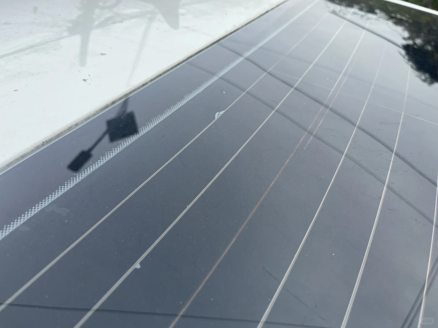 后挡风玻璃昨天贴的，今天就这样了