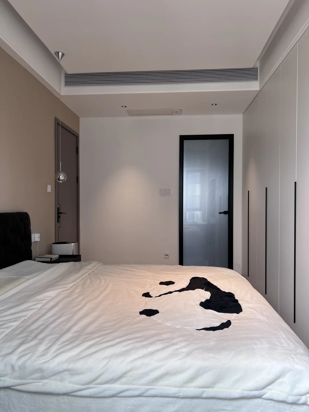 开间3.1m做满墙床尾衣柜真的太舒服了！！