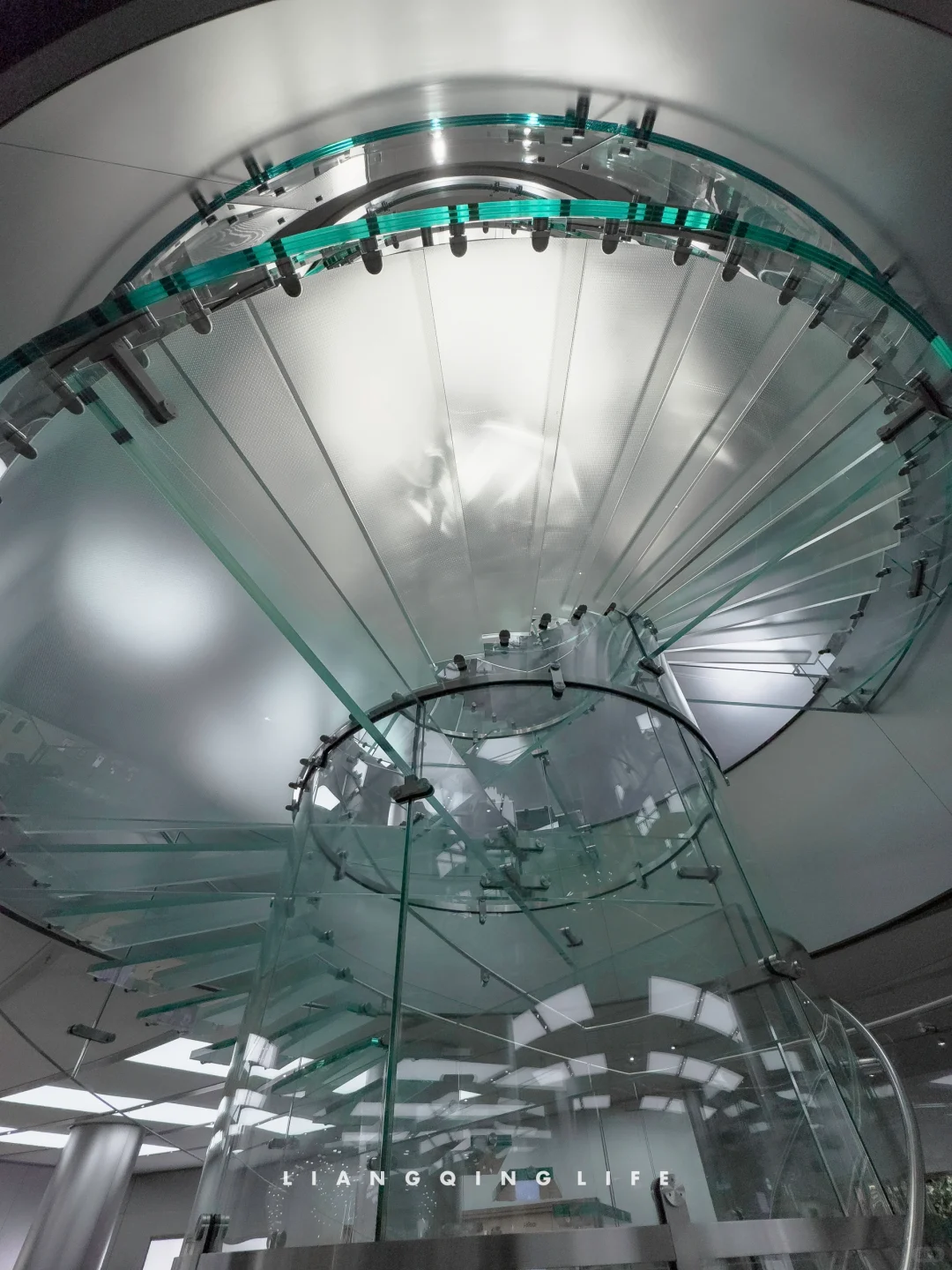 Apple店的玻璃比产品高级