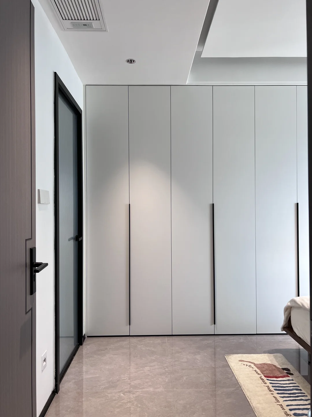 开间3.1m做满墙床尾衣柜真的太舒服了！！