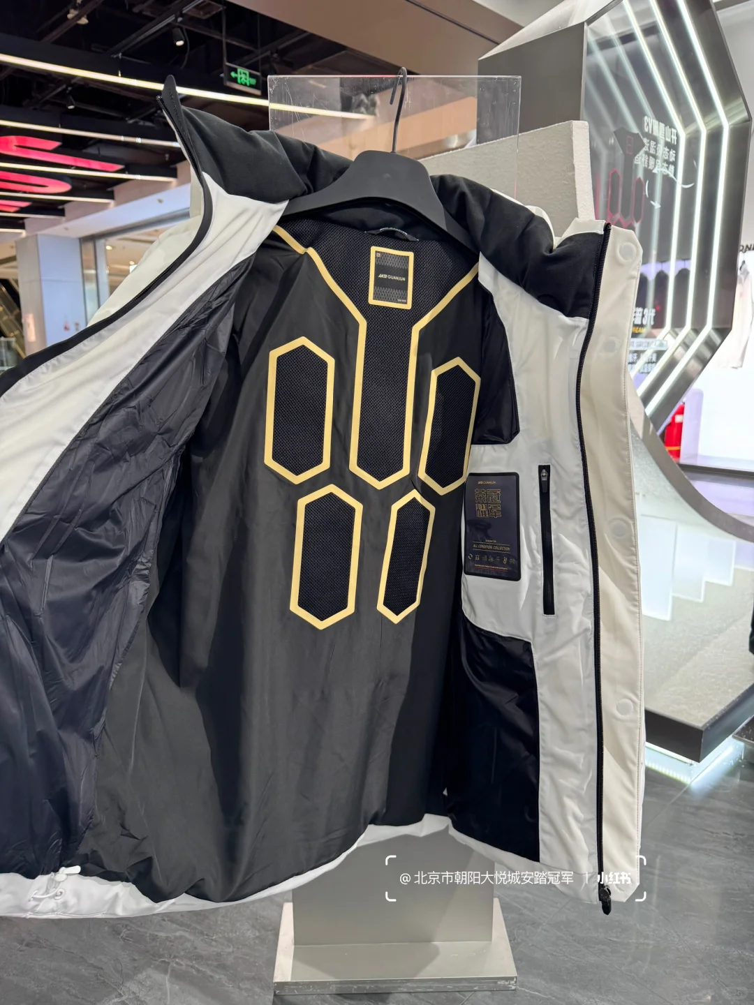 安踏冠军小白鹅绒服，冬天穿太顶了