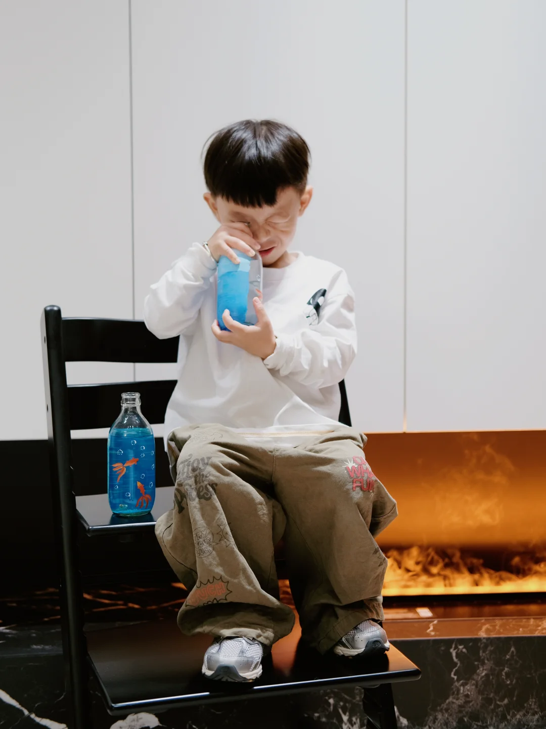 娃的幼儿园作业火了｜玻璃瓶改造成鱼缸?