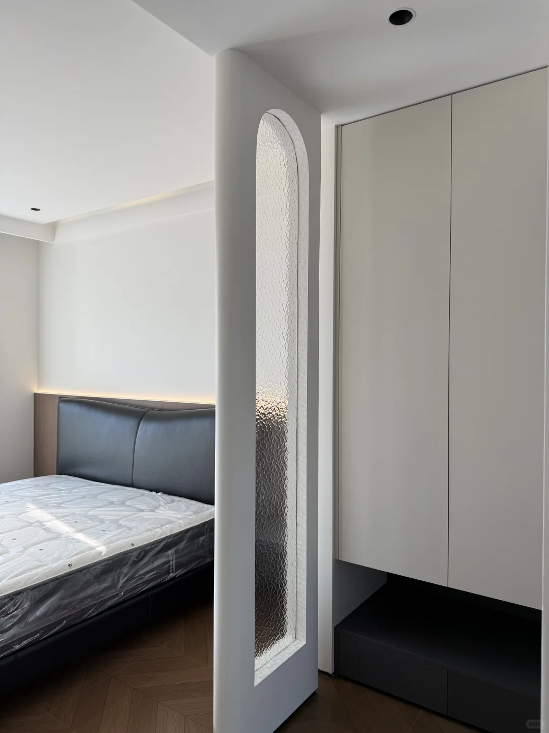 住的很舒服干净的床尾衣柜～