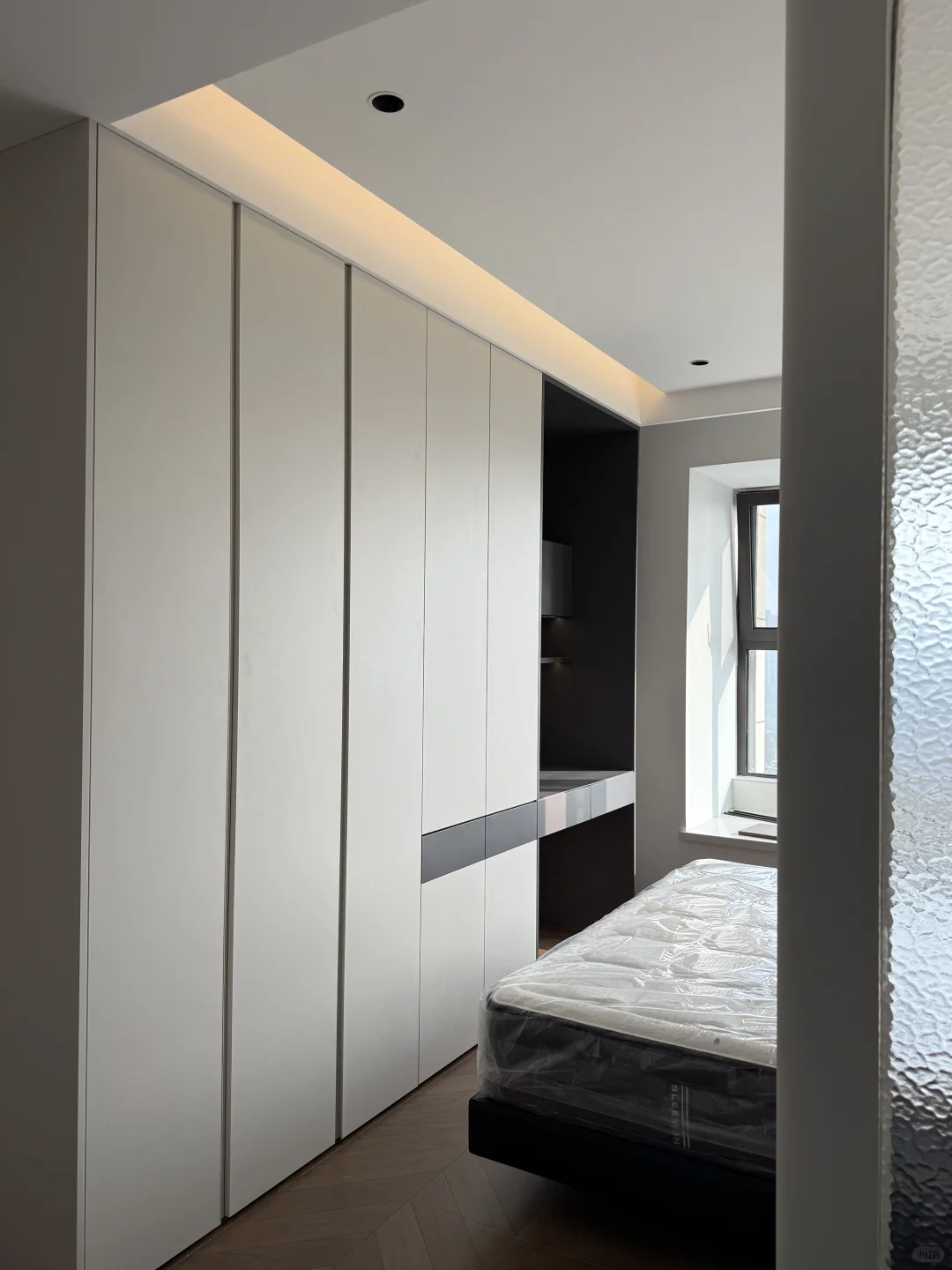 住的很舒服干净的床尾衣柜～