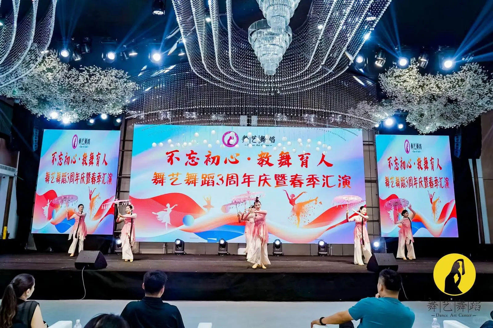 舞台小丑舞狮舞蹈表演 LED大屏租赁 桁架