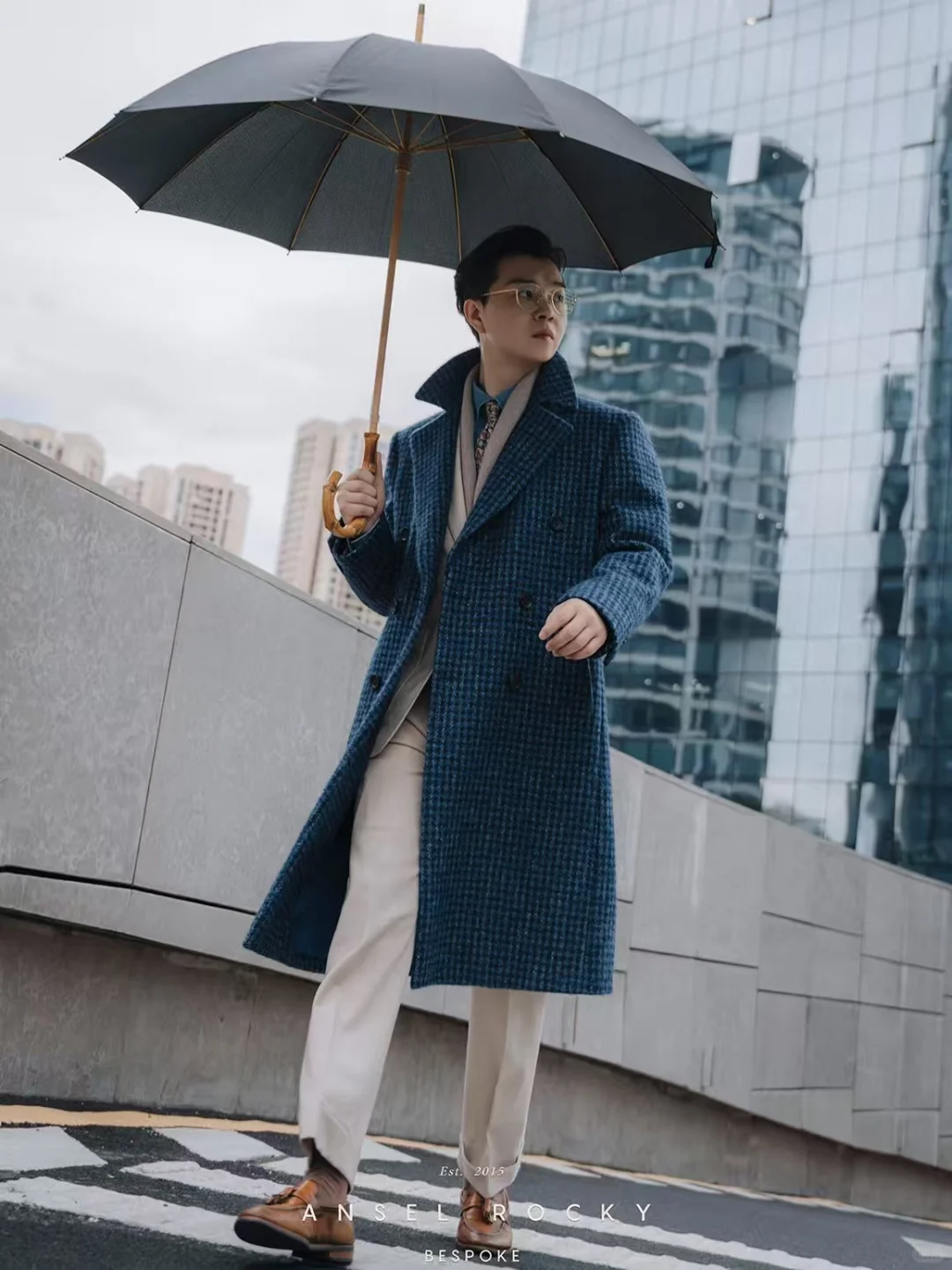 氛围感还得是大衣，藏蓝格叠穿独一份的高级