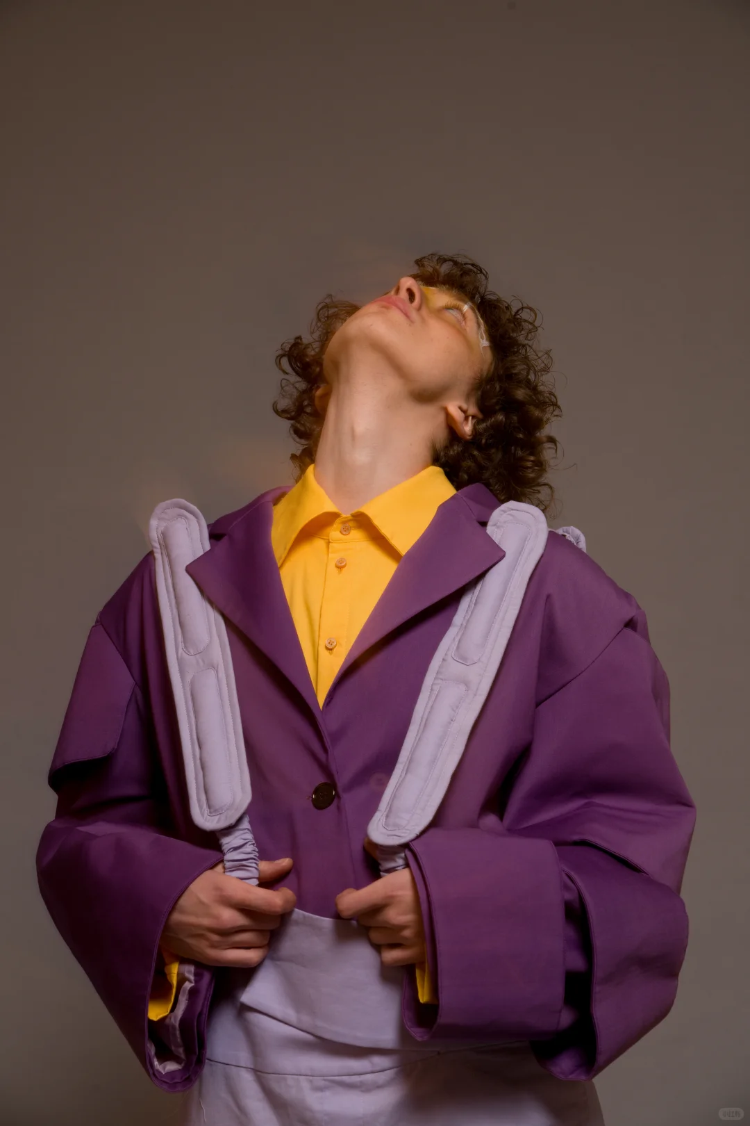 立体结构剪裁袖子的小紫西装