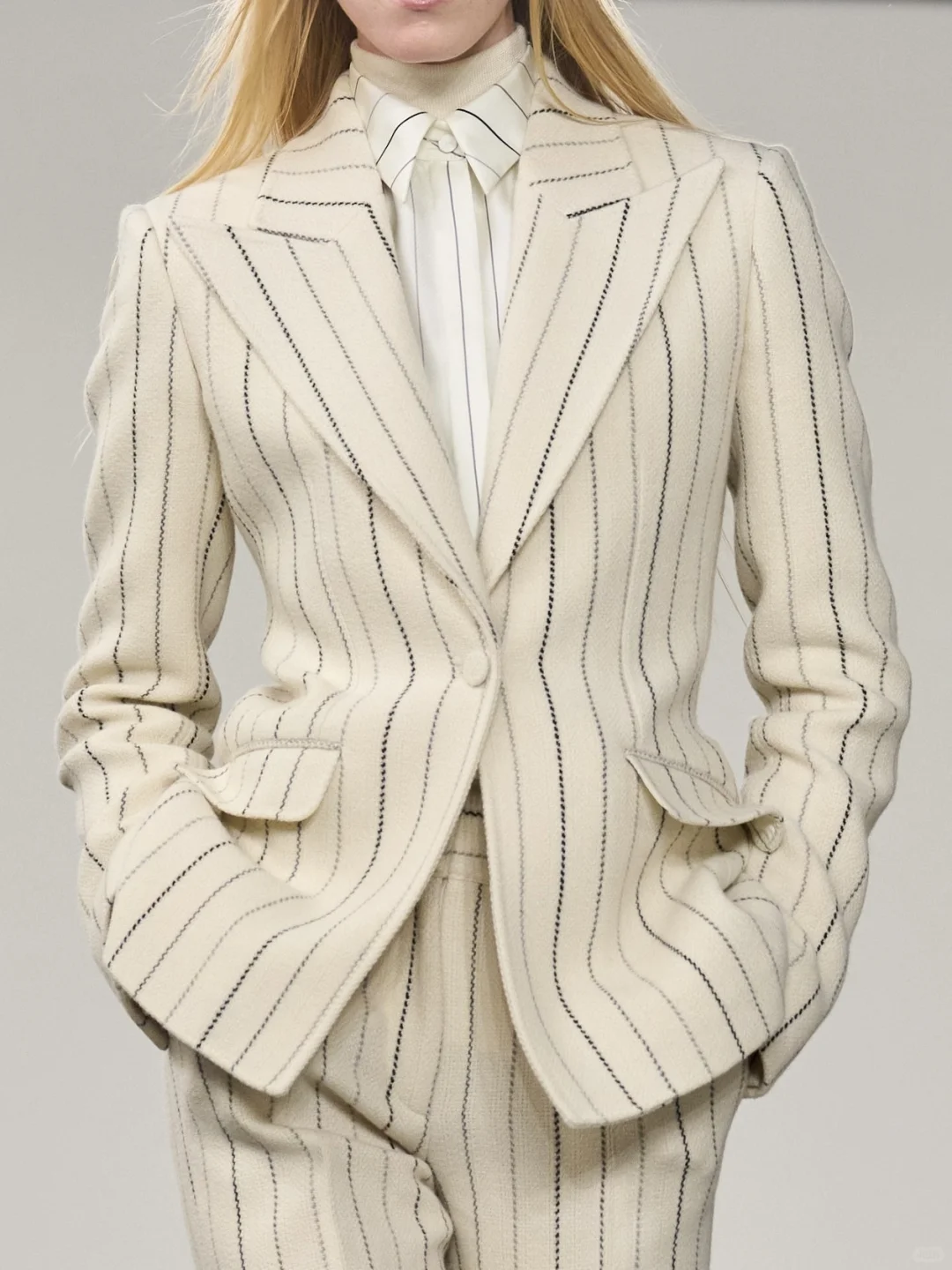 西装趋势中的「宽肩收腰」转向