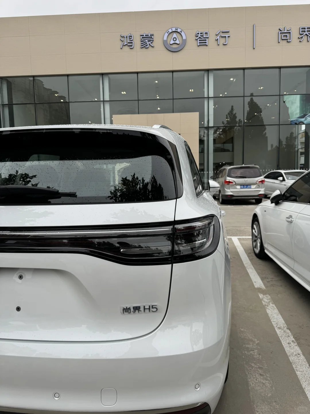 ?白到发光！尚界H5「陶瓷白」16万竟有百万级