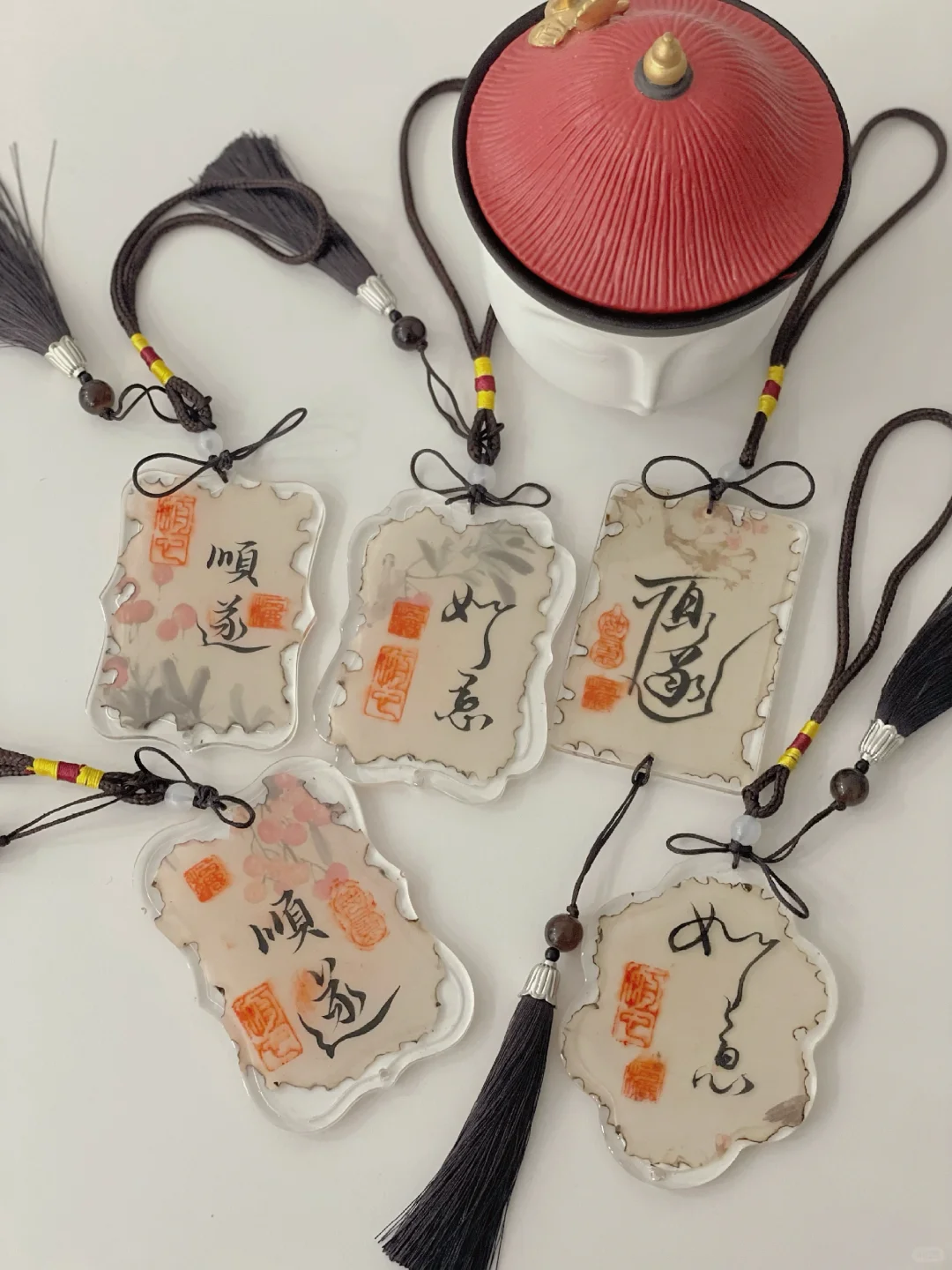 没人告诉我DIY书法滴胶车挂原来这么…