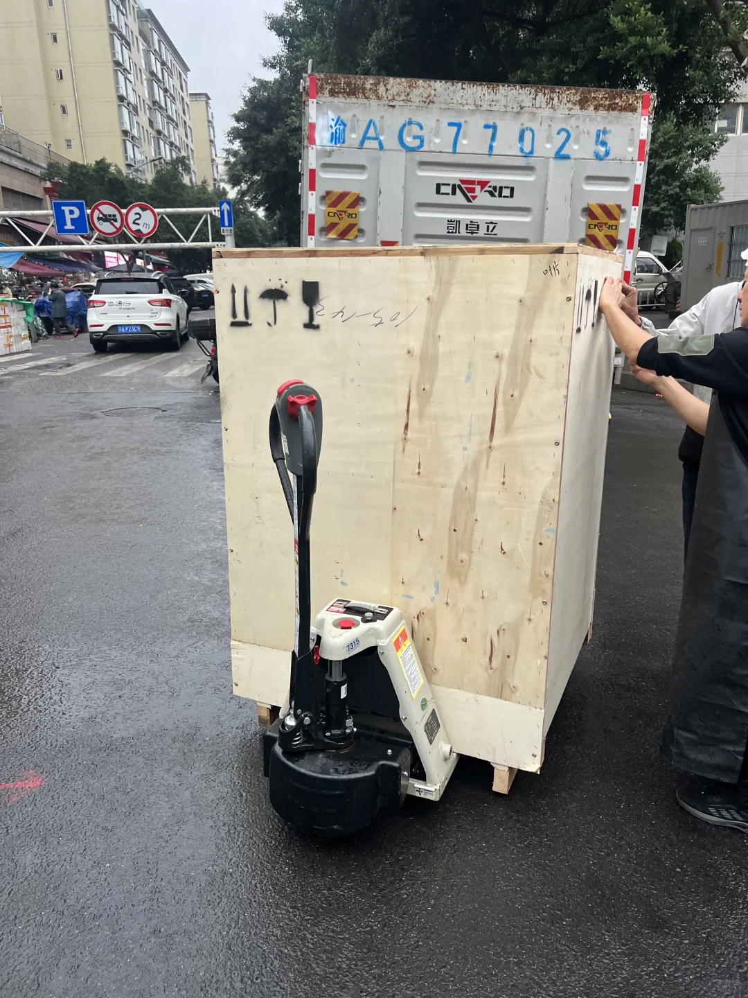 重庆尾板货车、重庆设备搬运、重庆搬家搬场