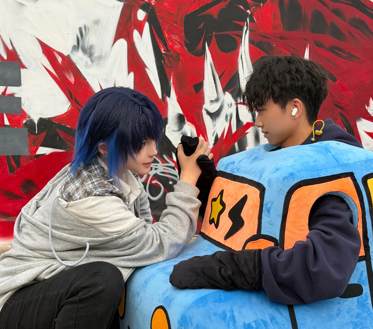 只是路过然后被五辆车塞了一手礼物？