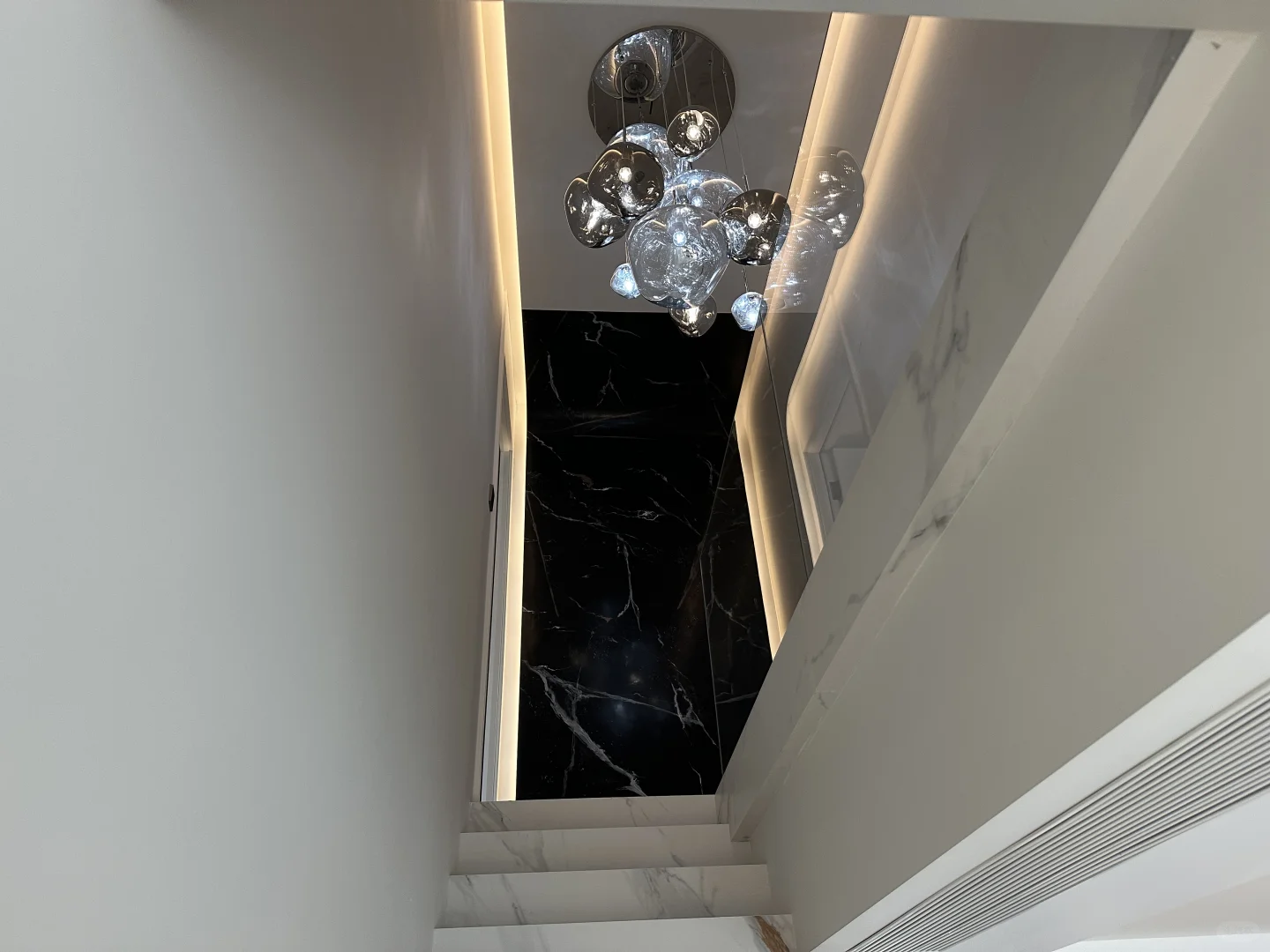 欢迎来到我家客厅的C位—斯卡帕楼梯电视墙