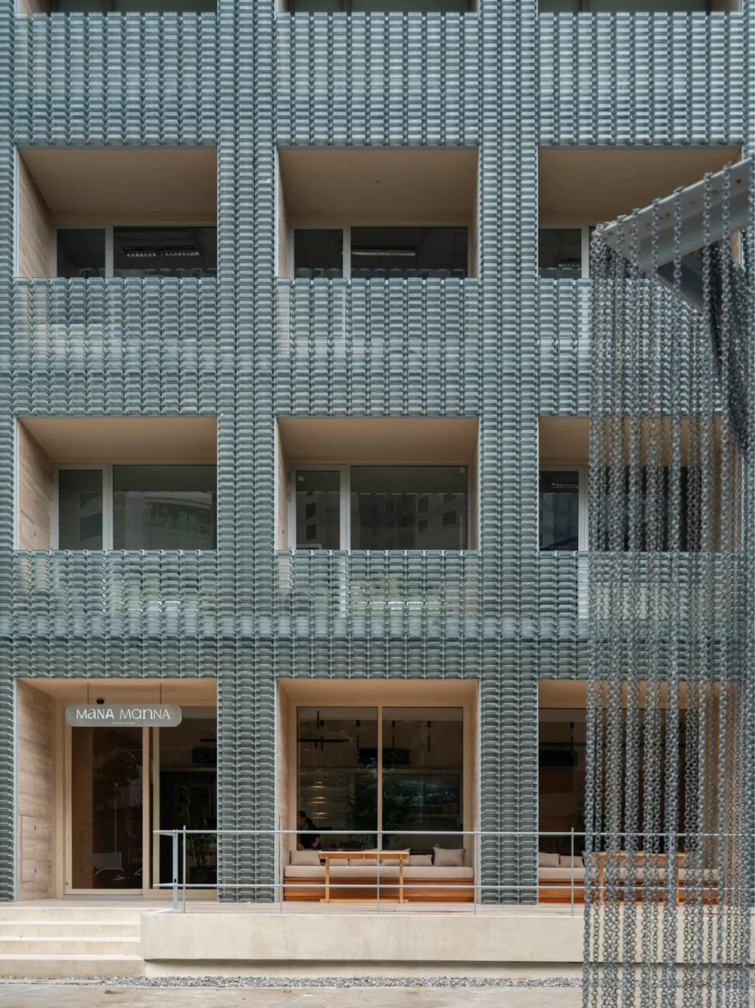 一块掰两半?玻璃砖还能这样做立面