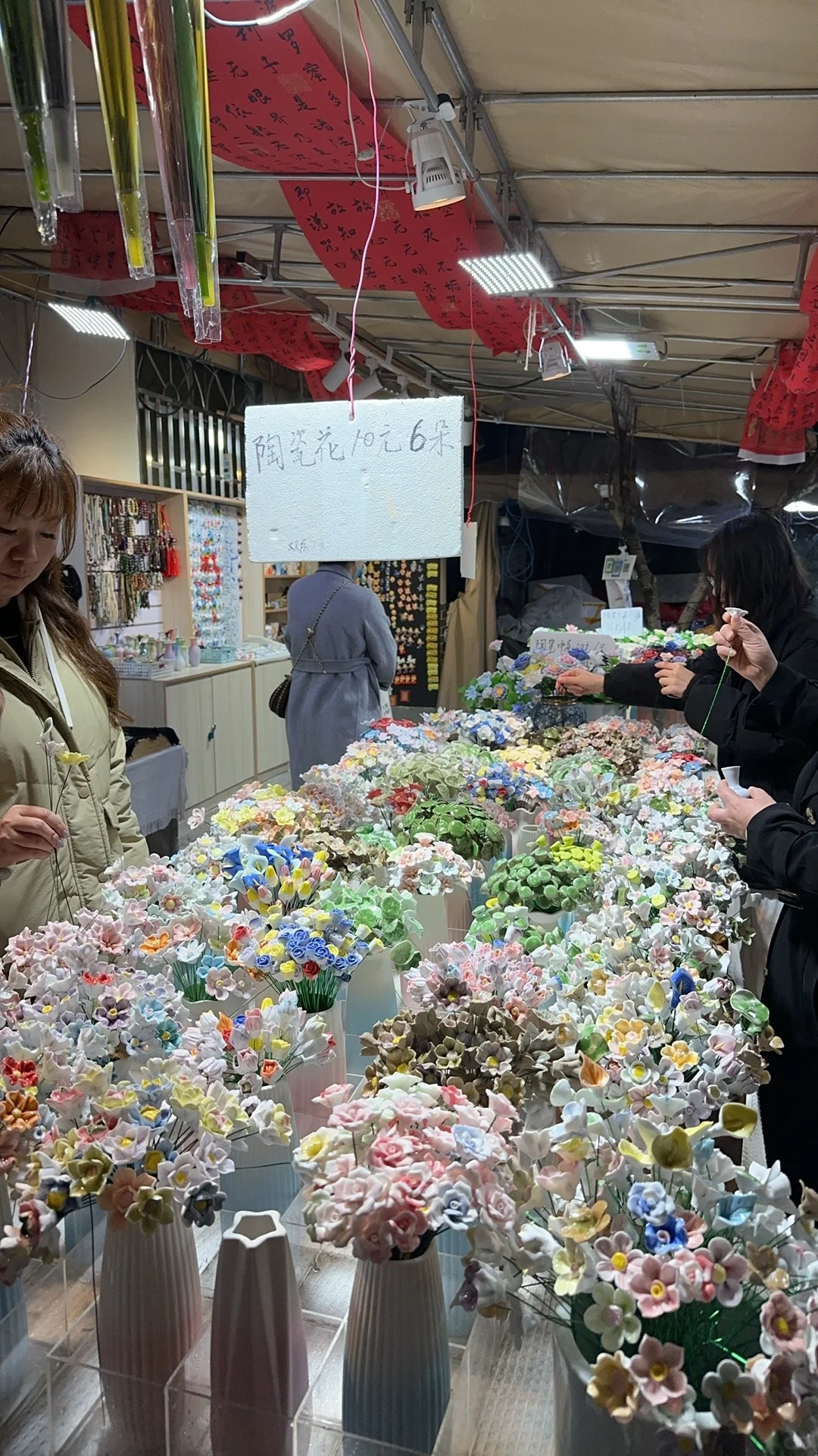 几块钱一个，讲斤称，应该没得人空手走出来吧