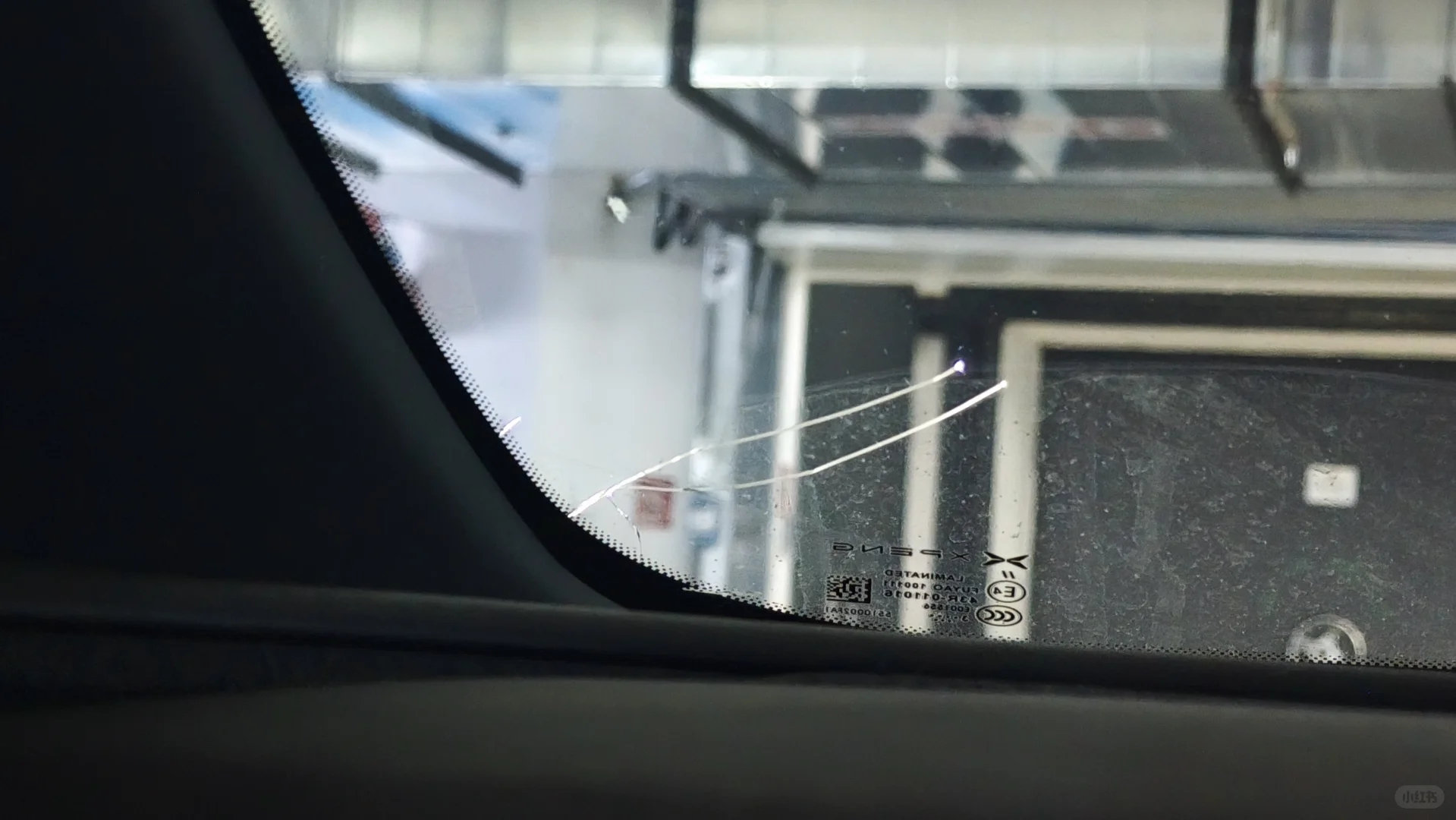 求助｜行驶中前档玻璃被砸到如何处理？