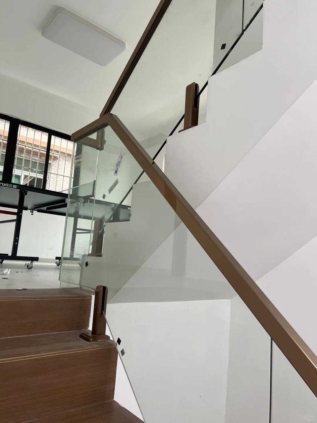 楼梯空间比较窄选这款偏心脚柱玻璃款就对了