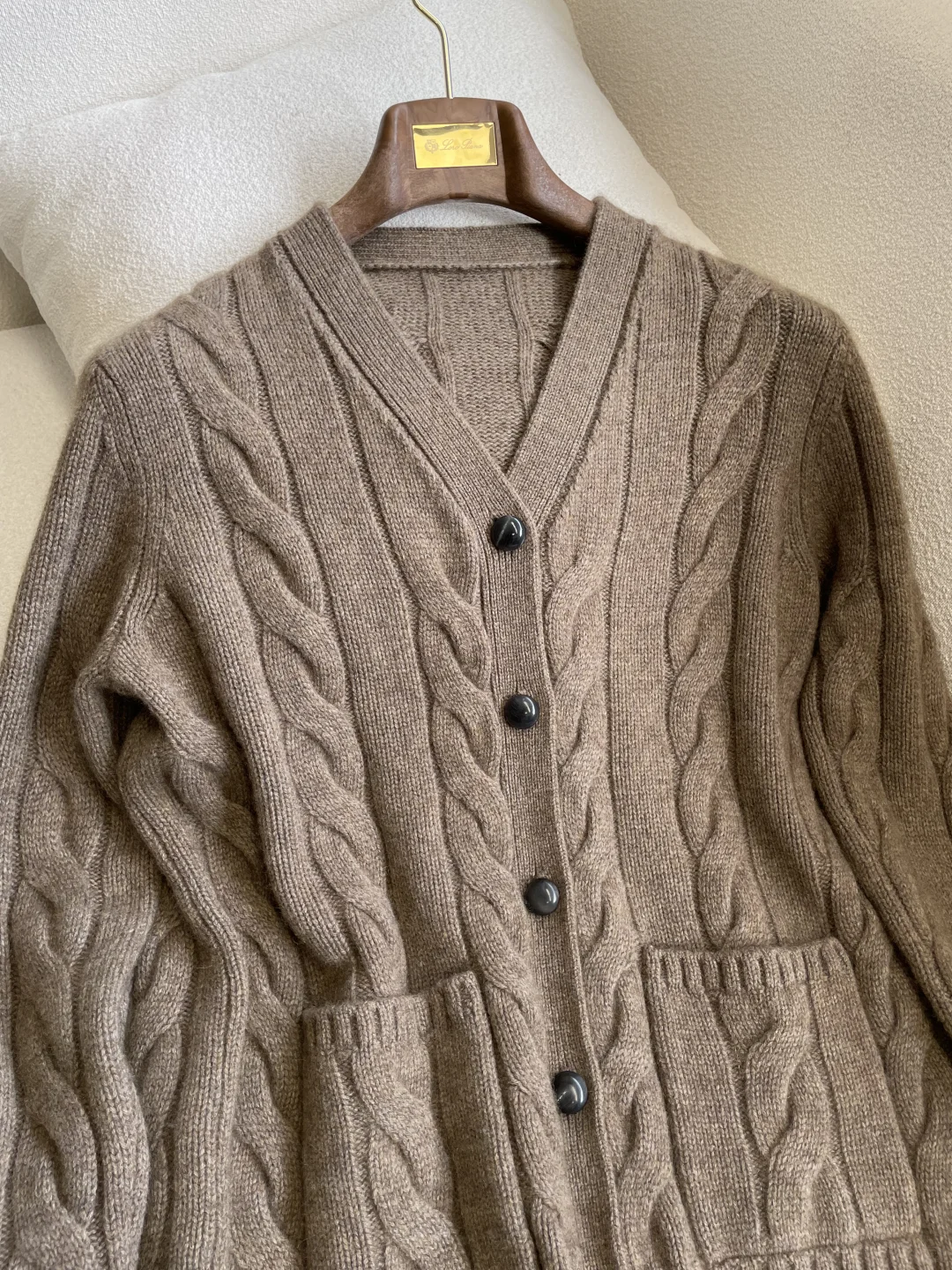 用料和工费极高的lp山羊绒绞花开衫