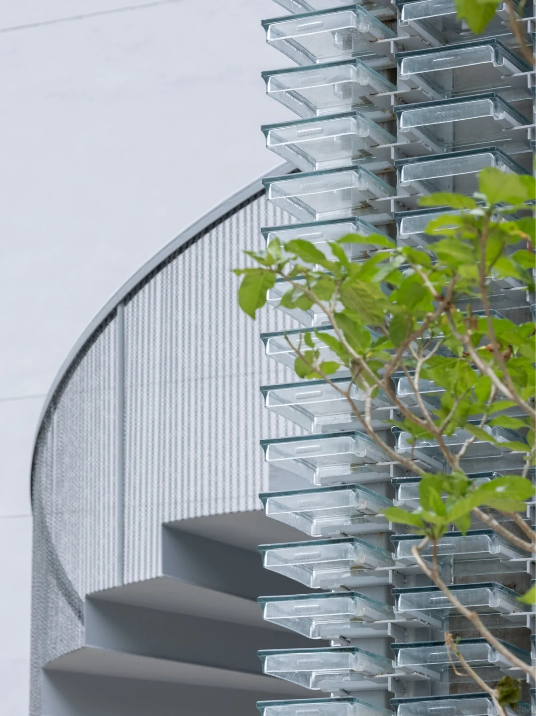 一块掰两半?玻璃砖还能这样做立面