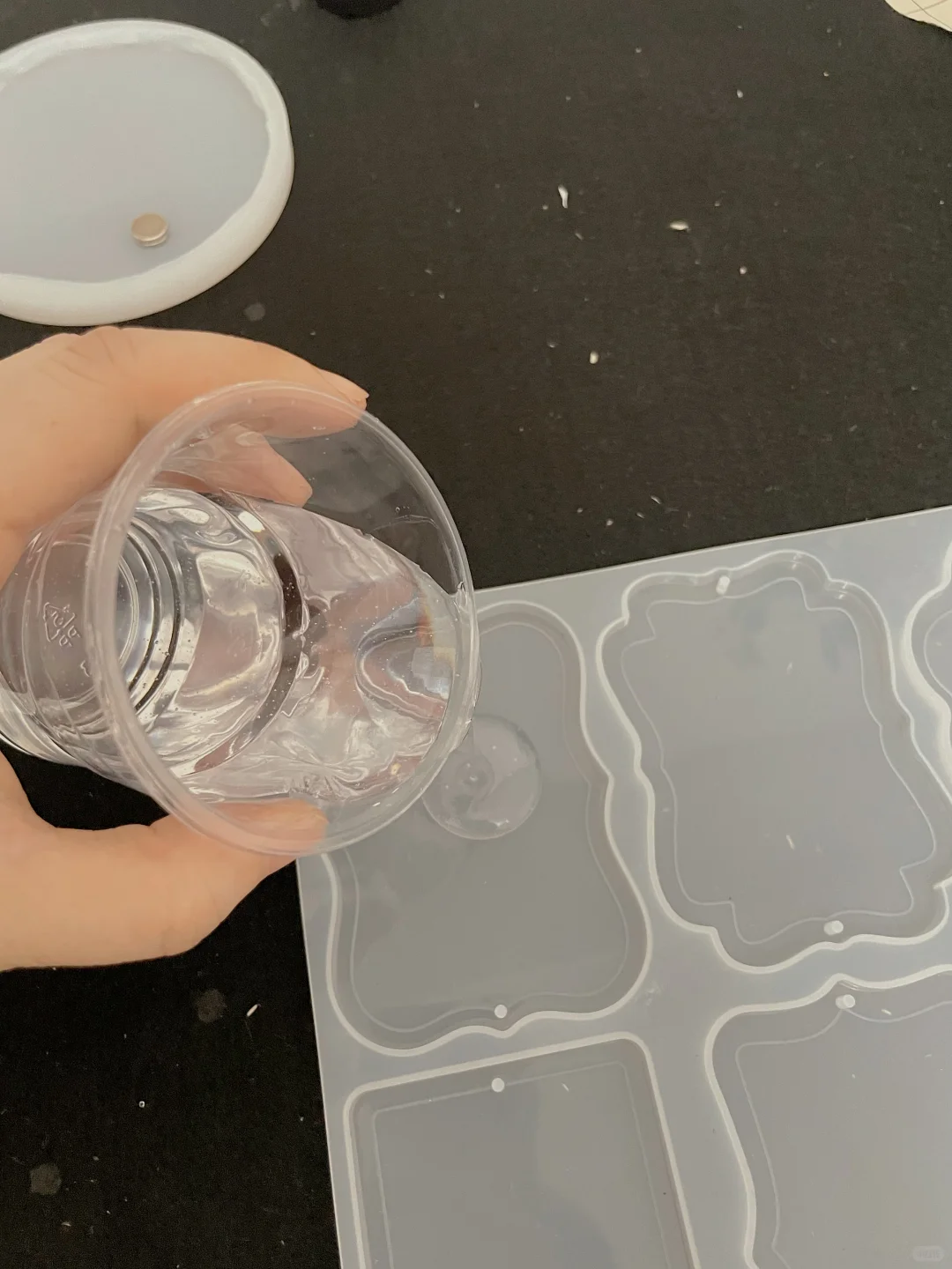 没人告诉我DIY书法滴胶车挂原来这么…