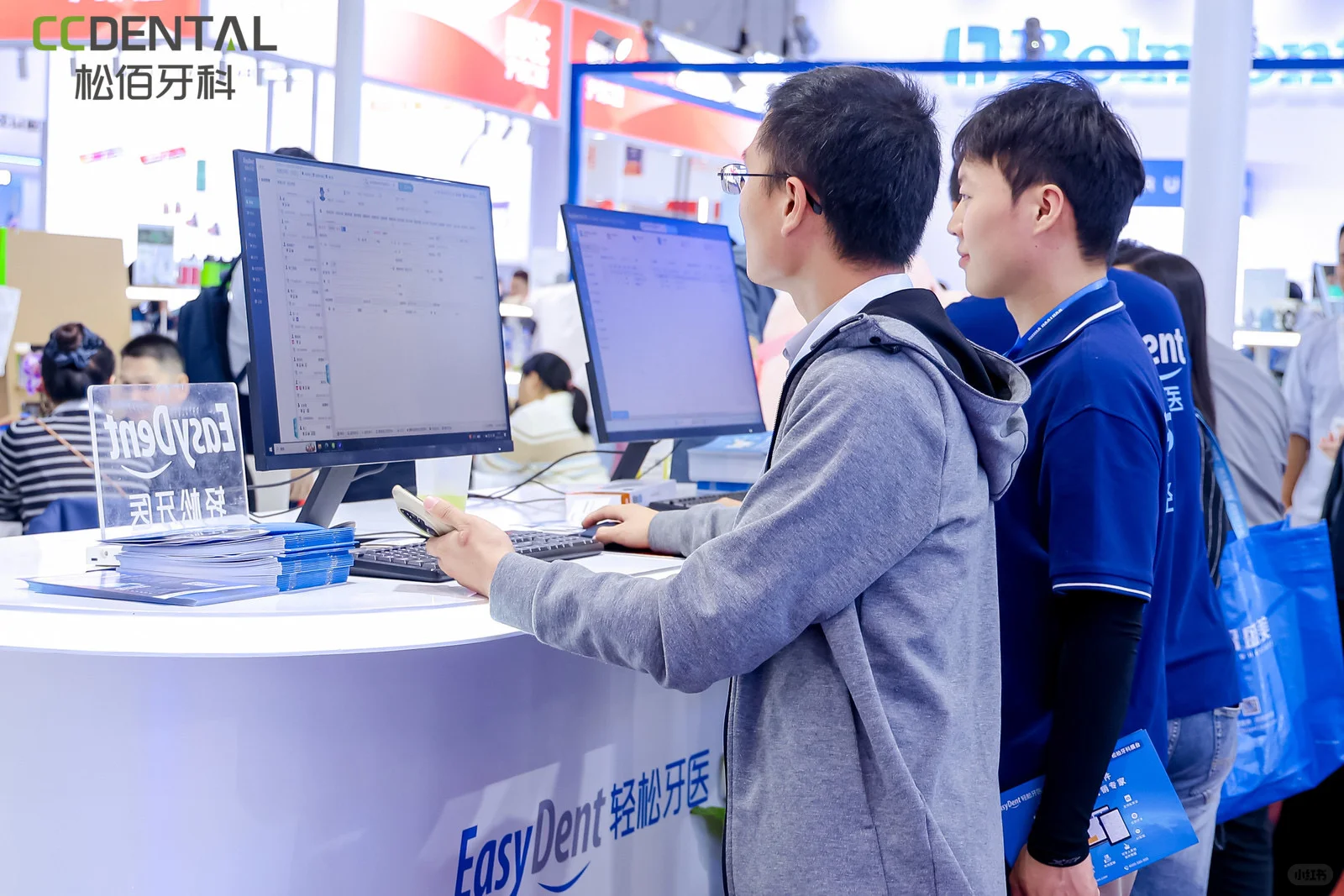 轻松牙医亮相2025上海国际口腔展!好多人啊!