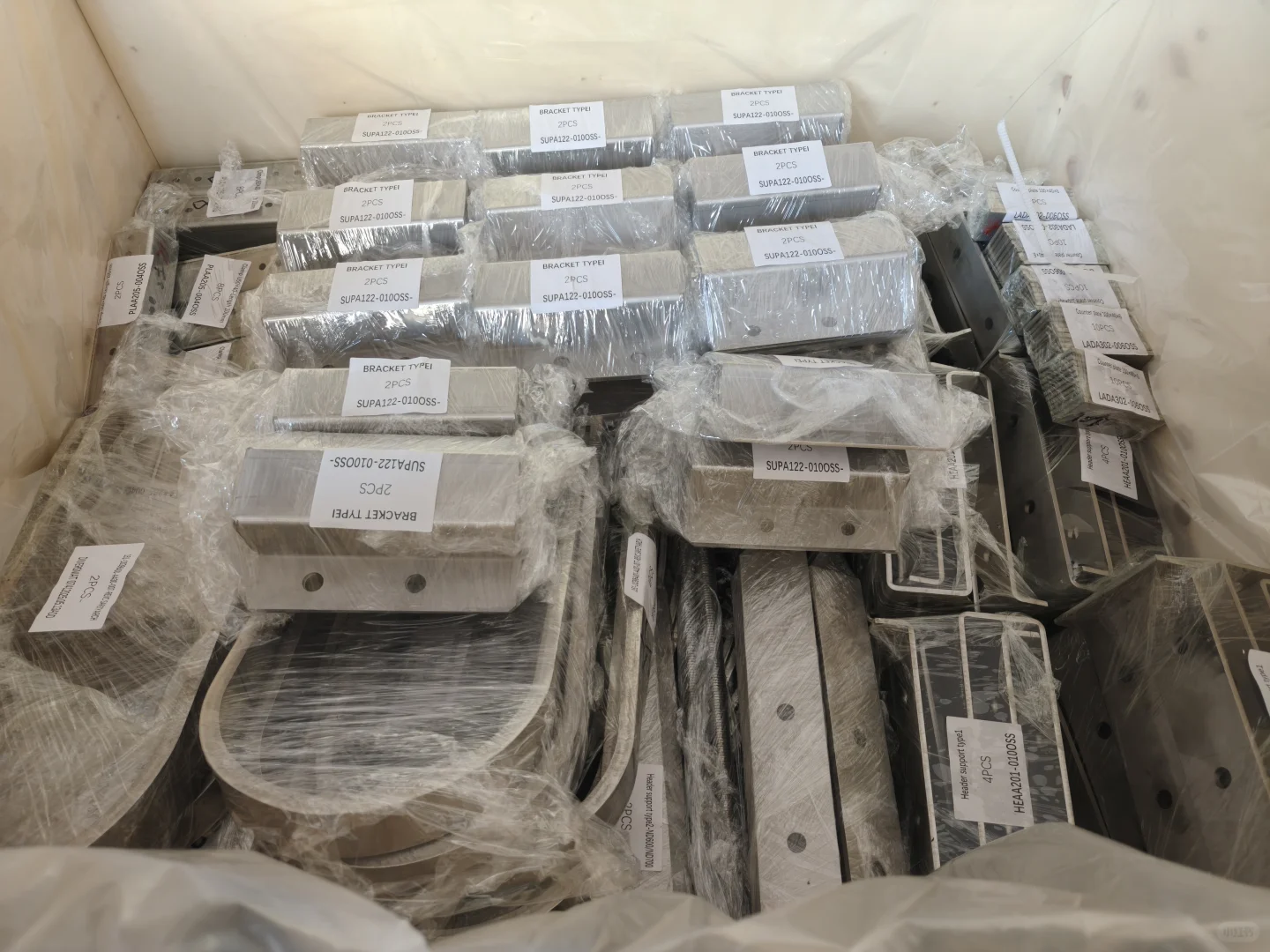 仓库正在装木箱准备出口