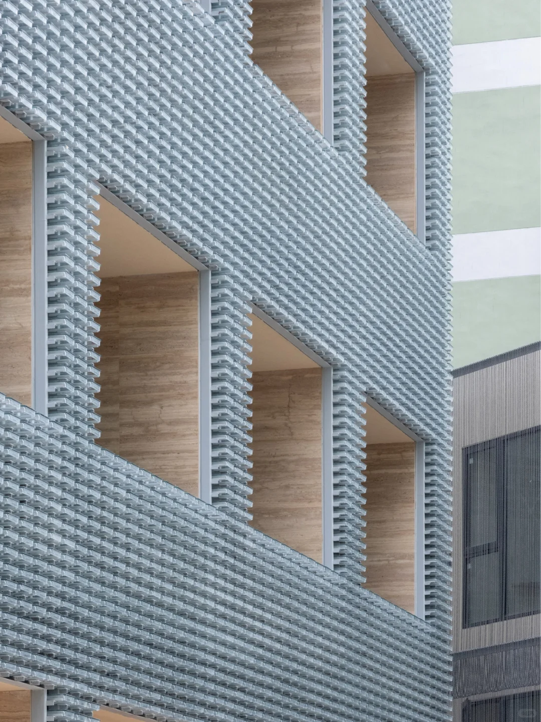 一块掰两半?玻璃砖还能这样做立面