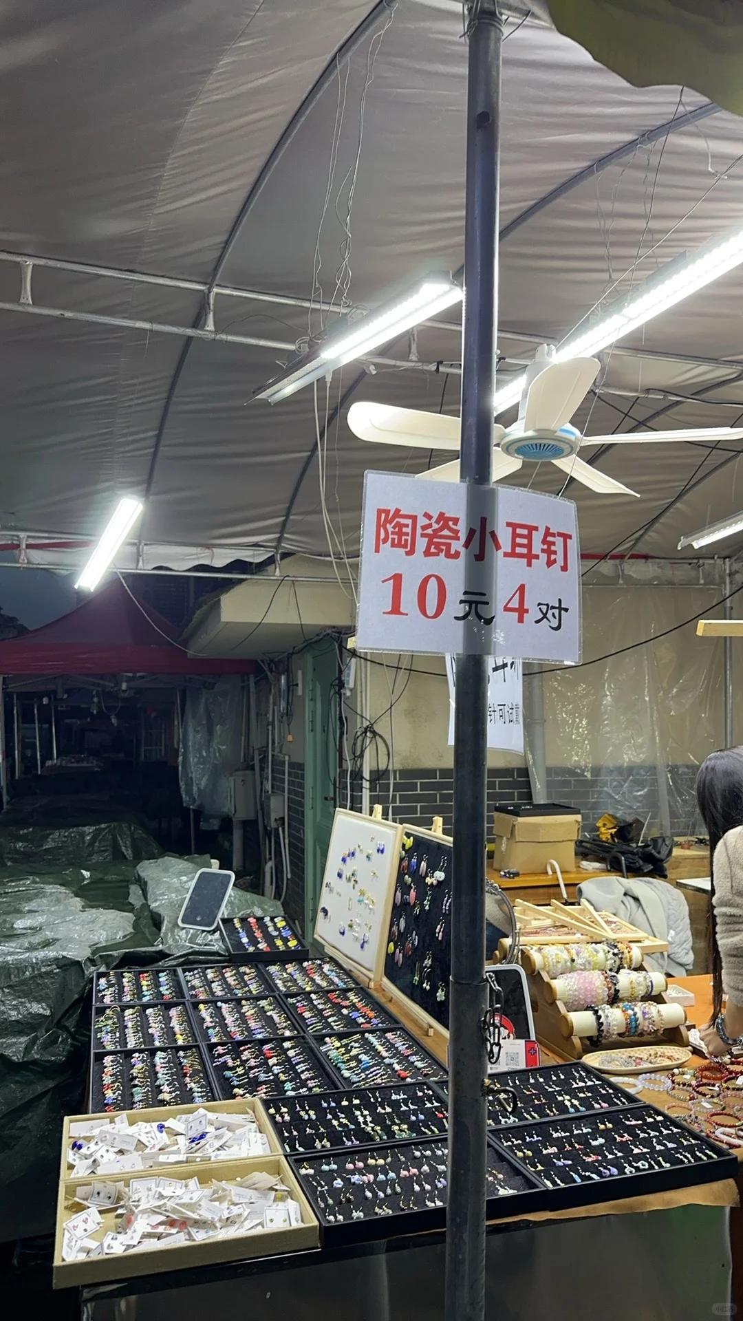 几块钱一个，讲斤称，应该没得人空手走出来吧