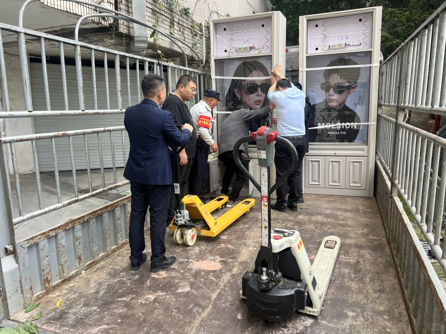 重庆尾板货车、重庆设备搬运、重庆搬家搬场