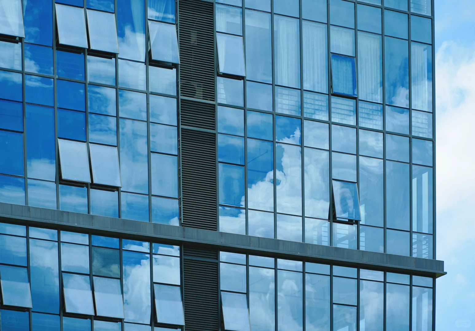 晴空下的玻璃幕墙