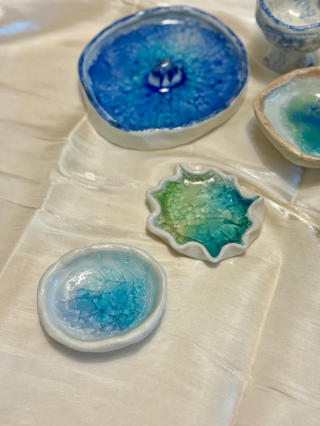 来看看玻璃放进陶瓷里烧前和烧后