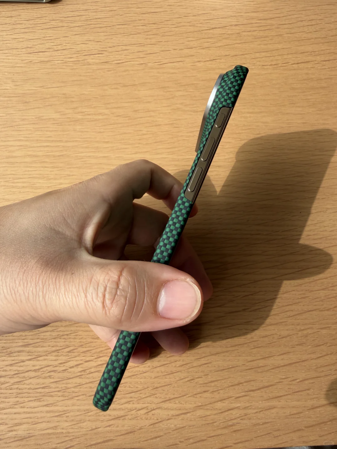 iPhoneAir:一台握着像超薄饼干的手机