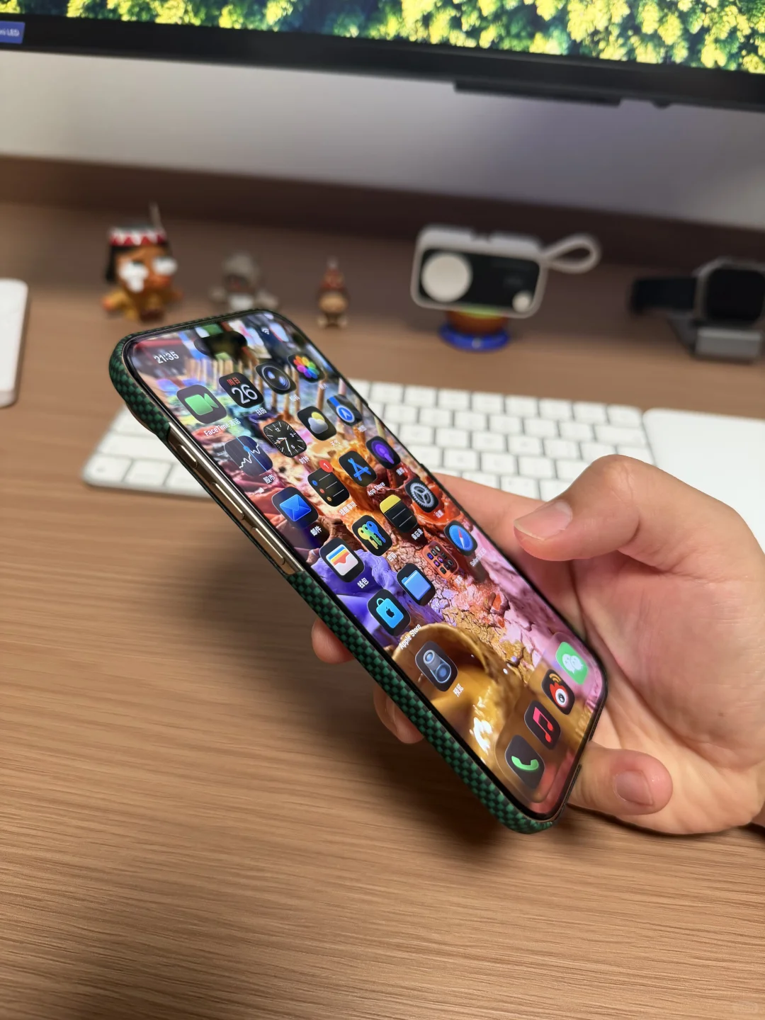 iPhoneAir:一台握着像超薄饼干的手机