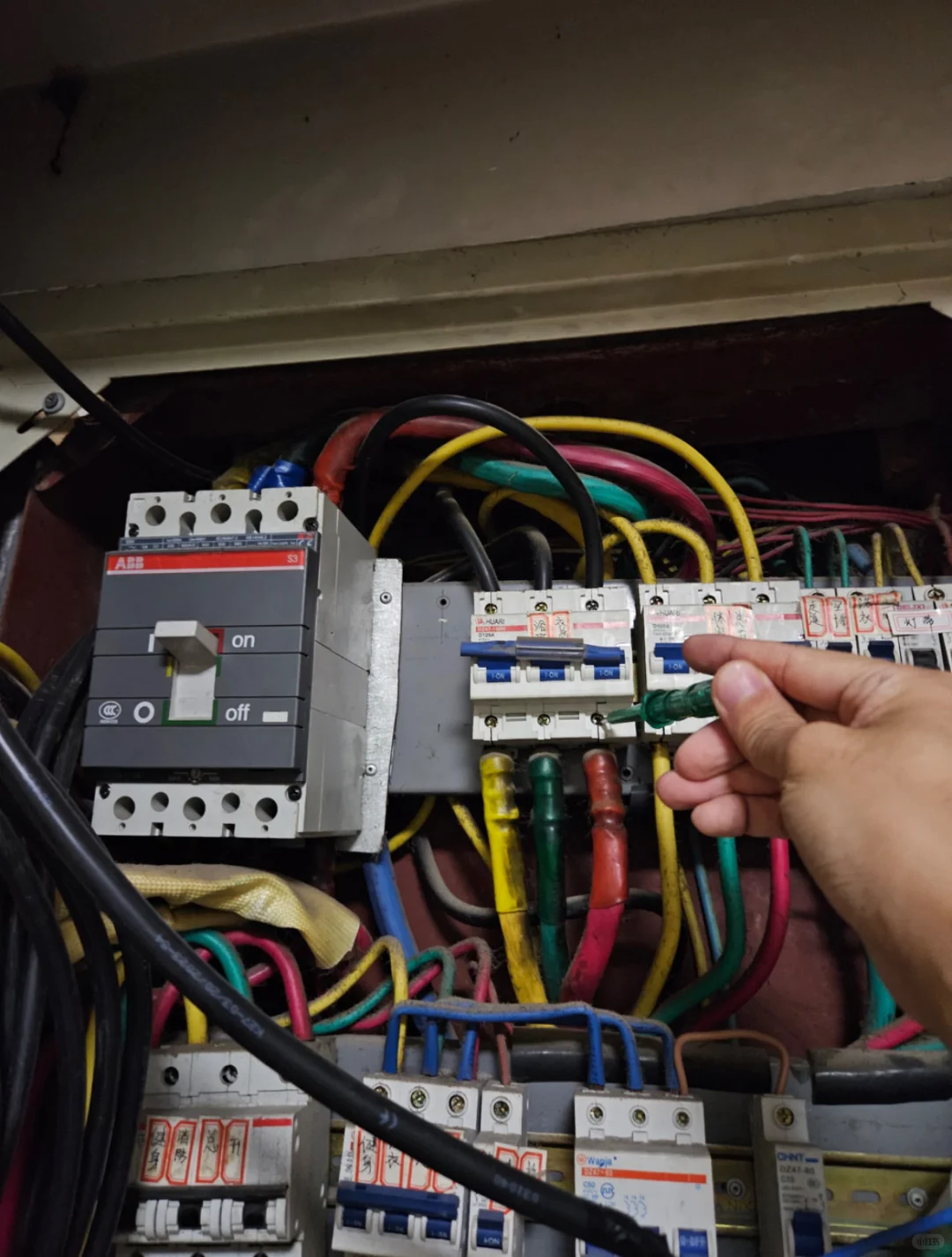 ?拆开客户家配电箱,我默默收起了螺丝刀...