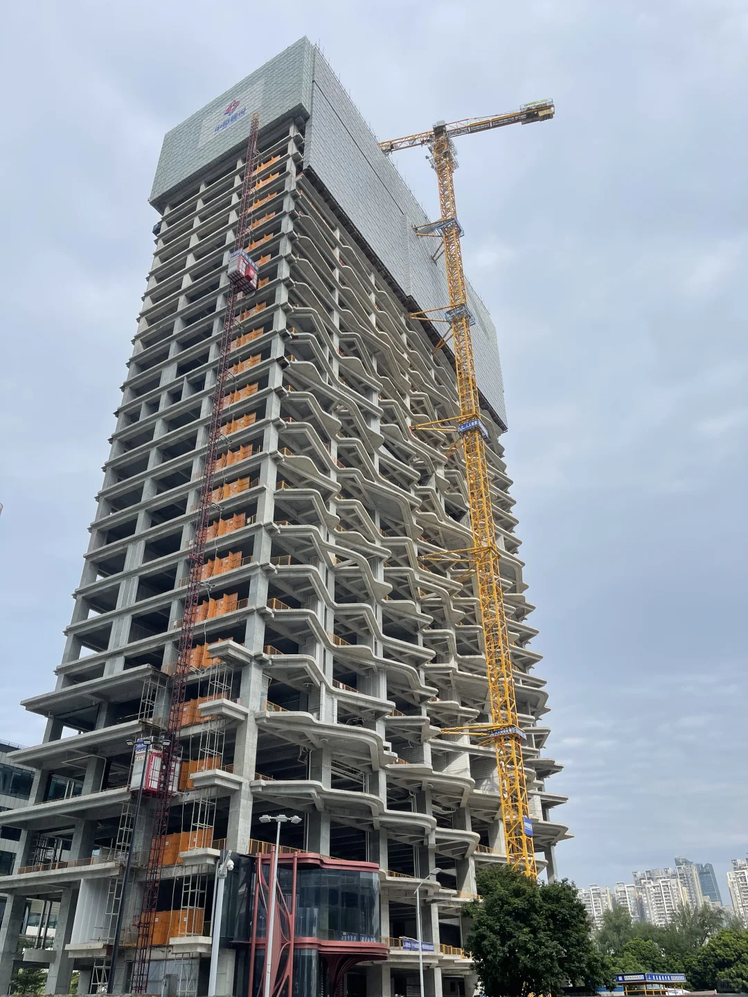 这种红色框架的高楼真的少见