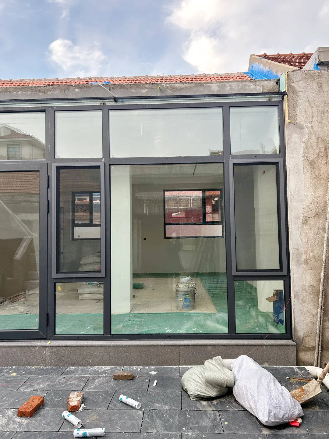 这扇窗将把我家平房变成四季流动的电影屏！