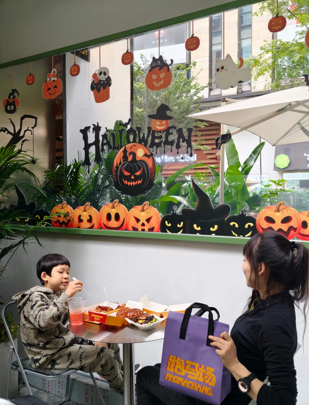 汉堡节能唯1️⃣坐着吃的❗吃完还打包?