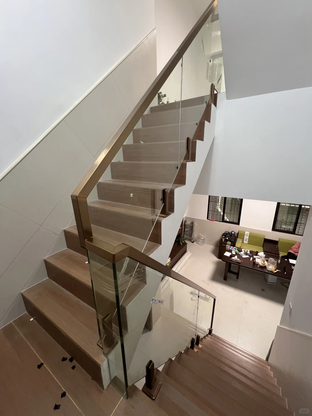 楼梯空间比较窄选这款偏心脚柱玻璃款就对了