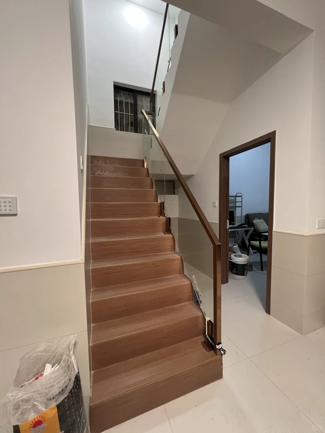 楼梯空间比较窄选这款偏心脚柱玻璃款就对了