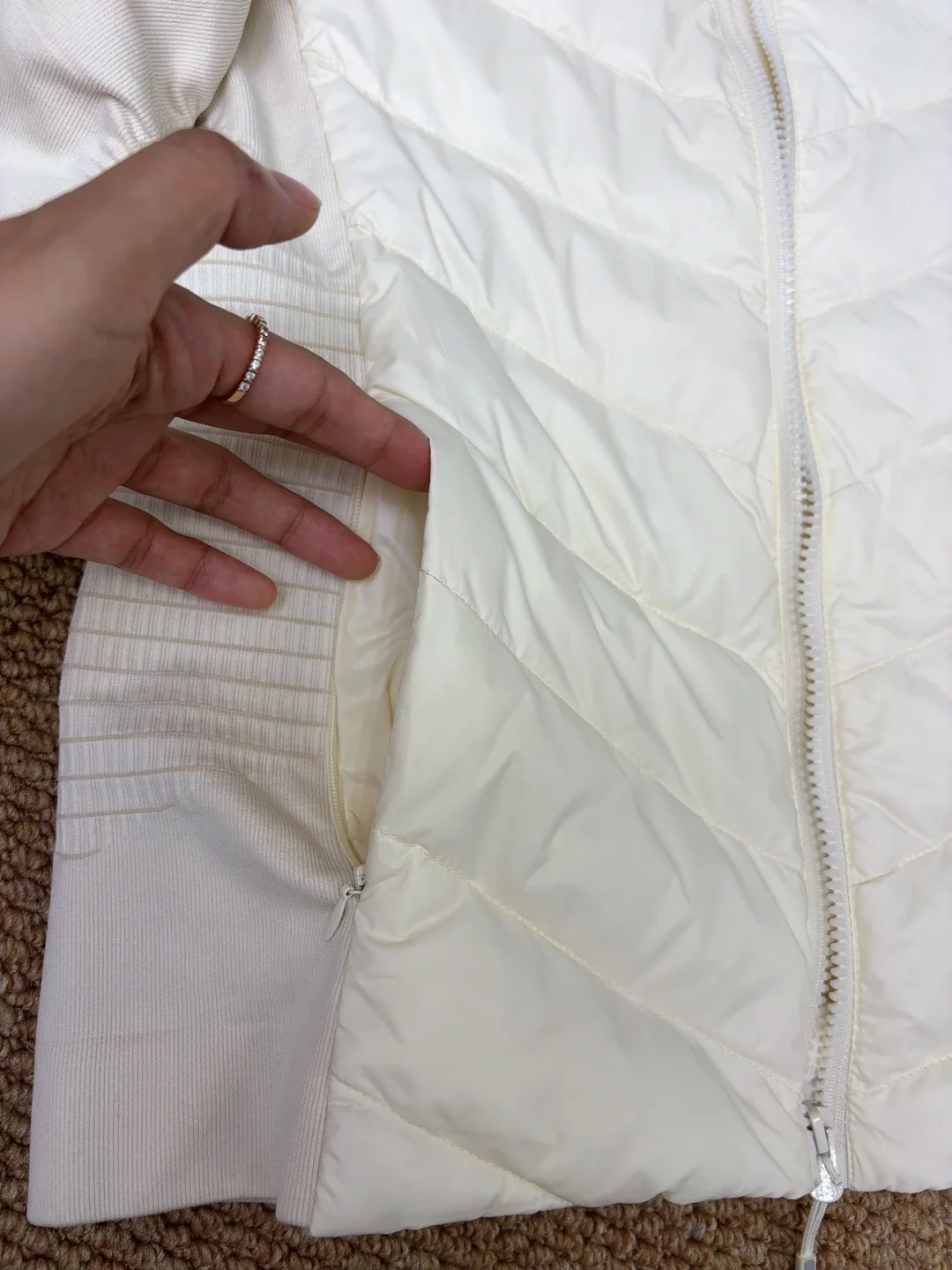 Lulu风羽绒封神！收腰设计直接焊死小蛮腰✨