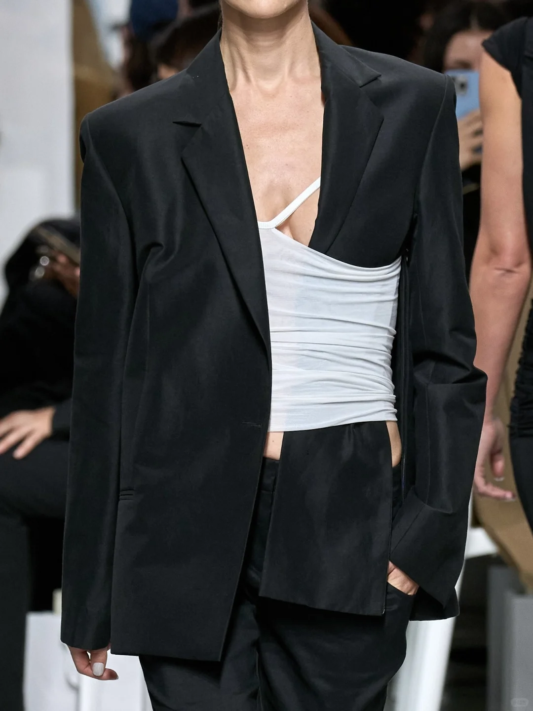 西装趋势中的「宽肩收腰」转向