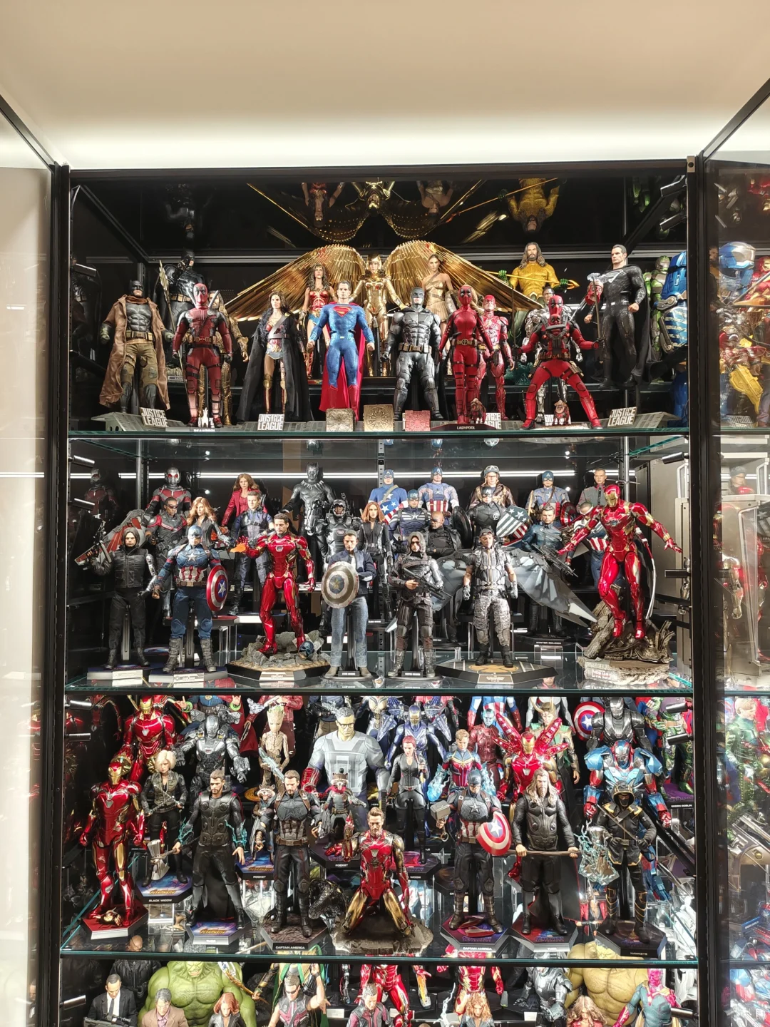 很久没有更新我的hottoys柜了