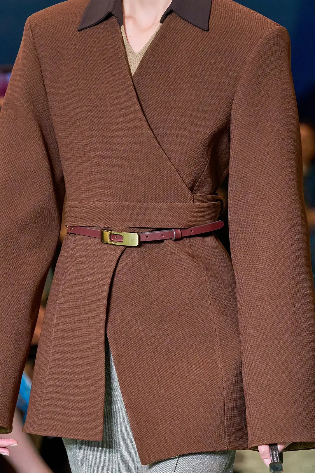 西装趋势中的「宽肩收腰」转向