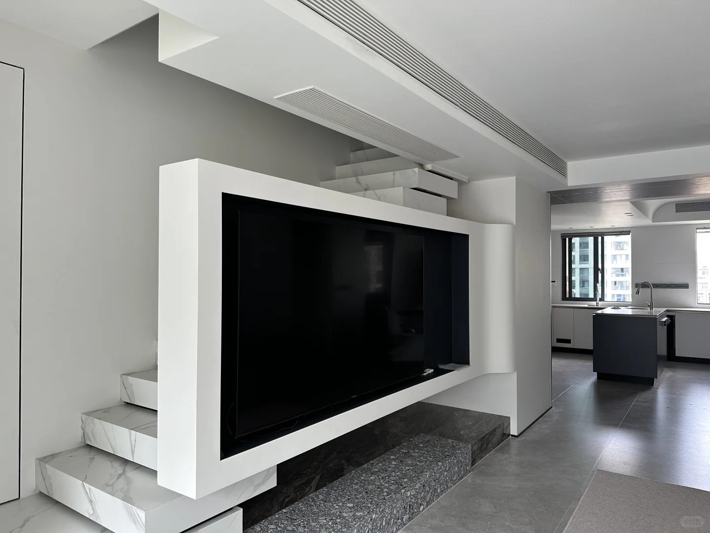 欢迎来到我家客厅的C位—斯卡帕楼梯电视墙