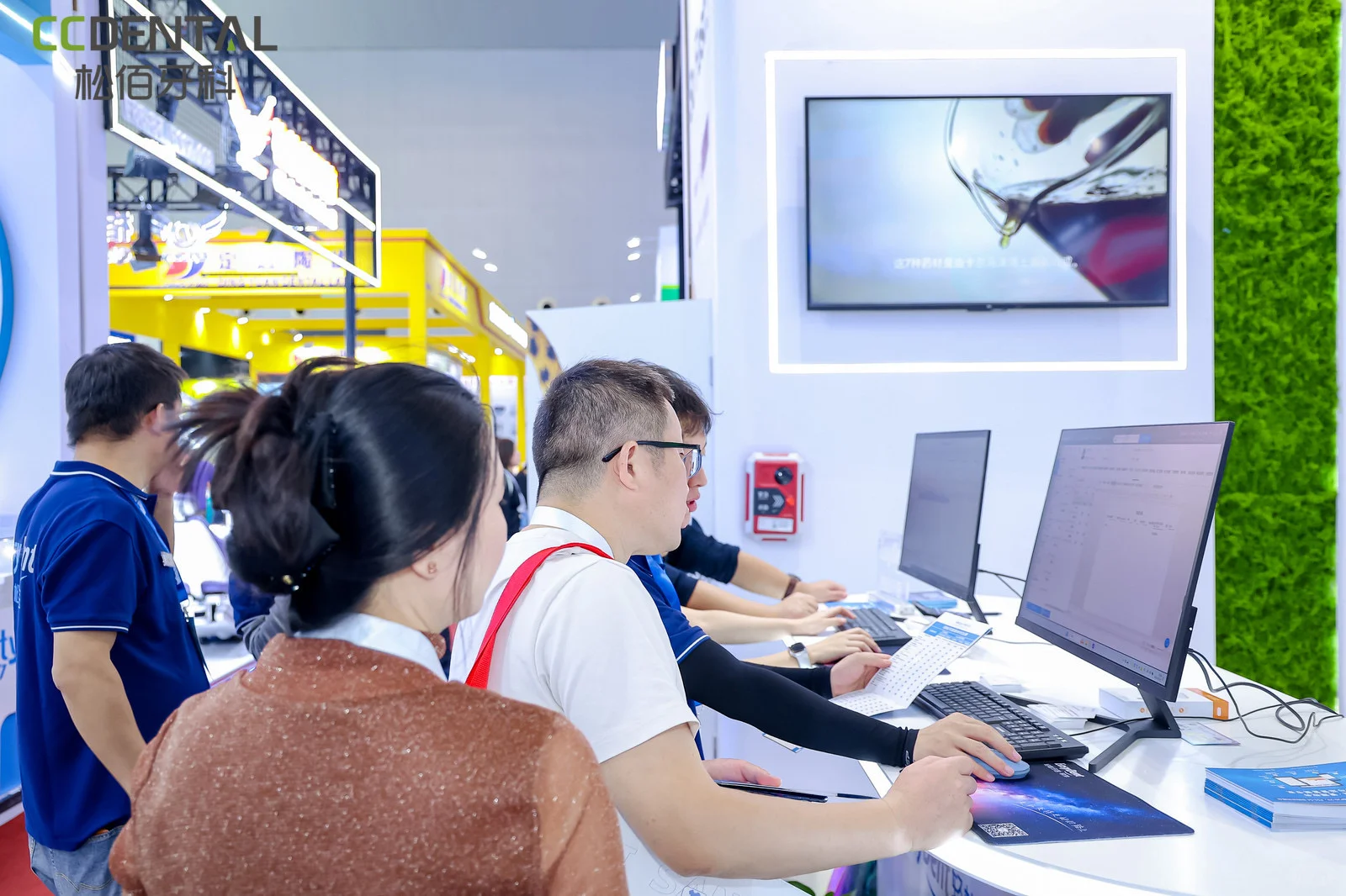 轻松牙医亮相2025上海国际口腔展!好多人啊!