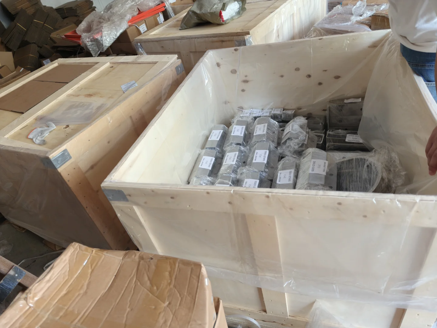 仓库正在装木箱准备出口