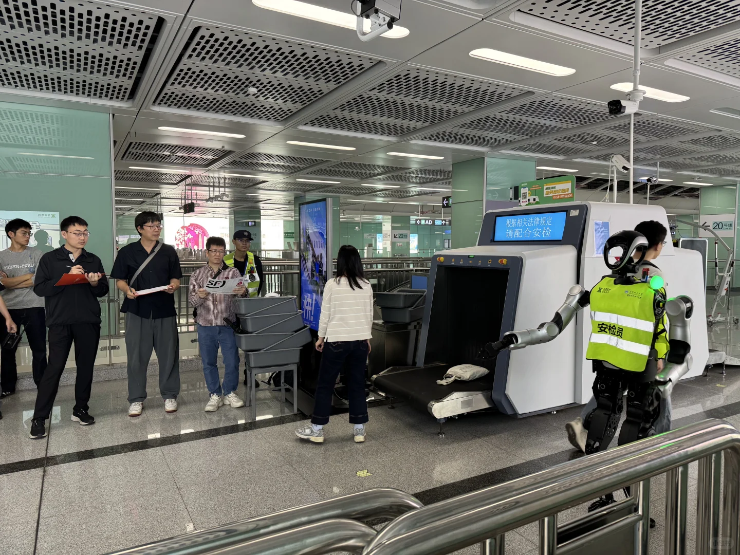 机器人已上岗地铁安检员？！给我吓一跳