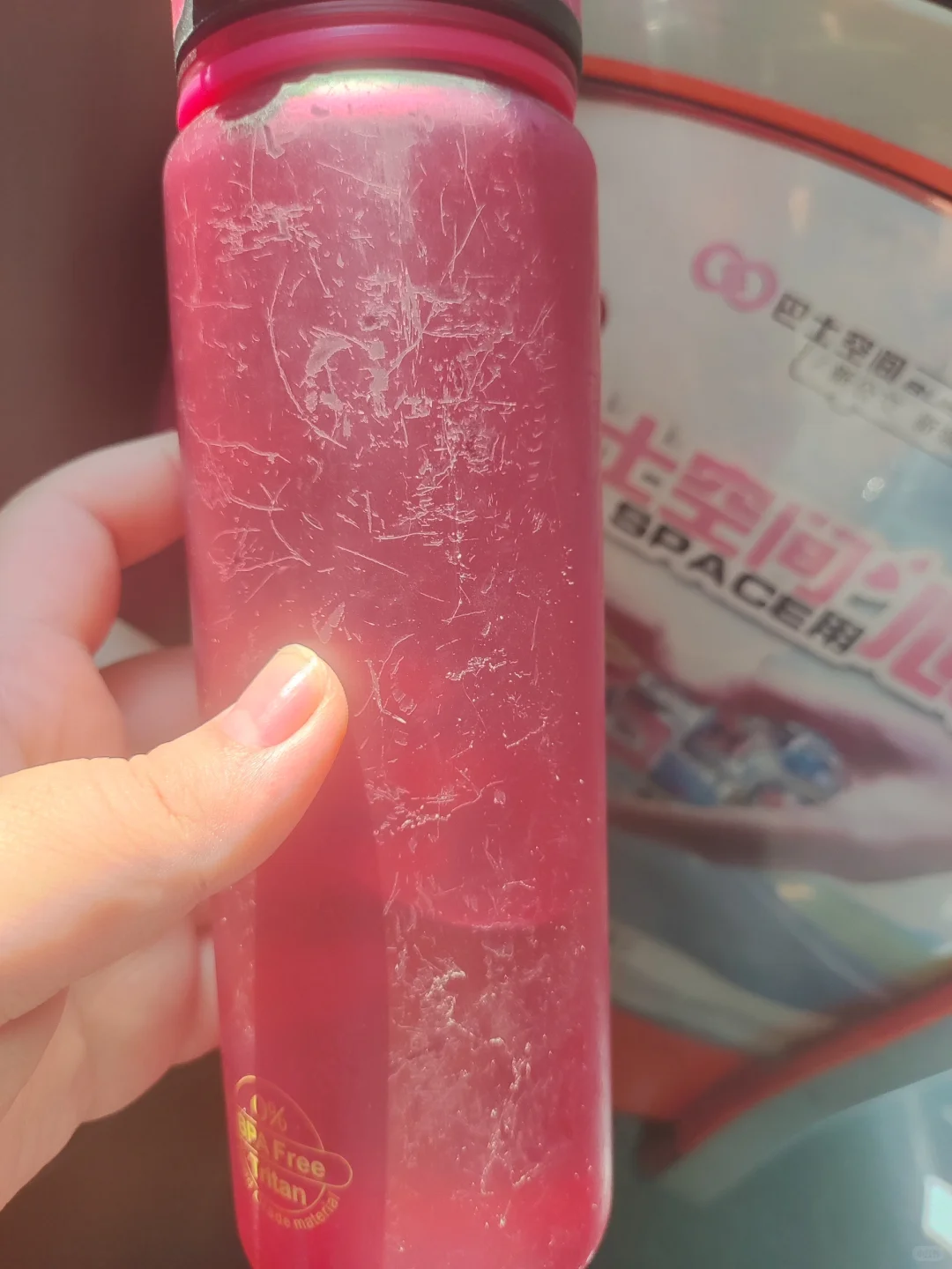 这种塑料杯子上的划痕怎么去掉？